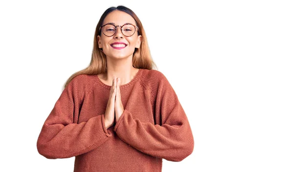 Gyönyörű Fiatal Alkalmi Ruhát Szemüveget Visel Kéz Kézben Imádkozik Bocsánatért — Stock Fotó