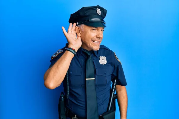 Красивий Зрілий Чоловік Поліцейській Формі Посміхається Рукою Через Вухо Слухаючи — стокове фото