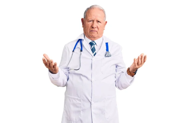 Senior Handsome Grey Haired Man Wearing Doctor Coat Stethoscope Clueless — Stock Photo, Image