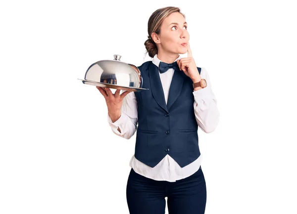 Jovem Mulher Loira Bonita Vestindo Uniforme Garçonete Segurando Bandeja Rosto — Fotografia de Stock