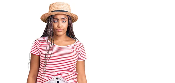 年轻的非洲裔美国女人 头戴辫子 头戴夏帽 疑神疑鬼 神经质 因为问题皱着眉头 消极的人 — 图库照片