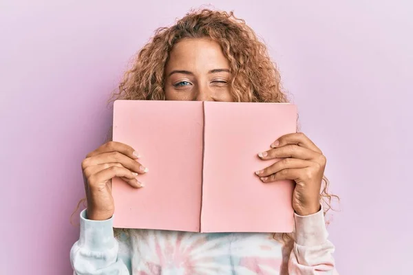 Menina Adolescente Caucasiana Bonita Lendo Livro Cobrindo Rosto Piscando Olhando — Fotografia de Stock