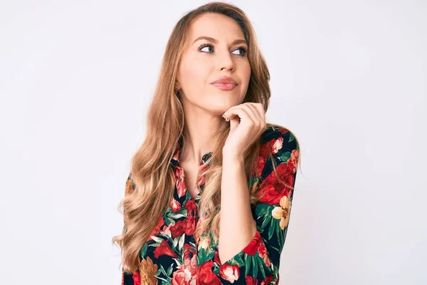 Mulher Branca Jovem Com Cabelo Loiro Vestindo Camisa Floral Elegante — Fotografia de Stock