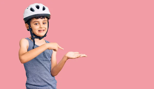 Bisiklet Kaskı Takan Küçük Şirin Çocuk Kameraya Hayret Ediyor Gülümsüyor — Stok fotoğraf