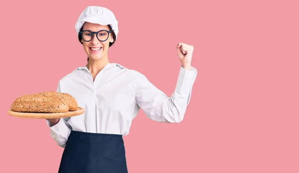 Красива Брюнетка Молода Жінка Формі Пекарні Тримає Домашній Хліб Кричить — стокове фото