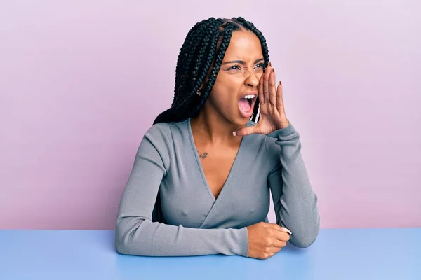 Mooie Latijns Amerikaanse Vrouw Draagt Casual Kleding Zittend Tafel Schreeuwen — Stockfoto