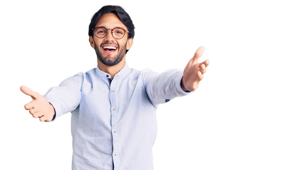 Bello Ispanico Che Indossa Camicia Lavoro Occhiali Guardando Fotocamera Sorridente — Foto Stock