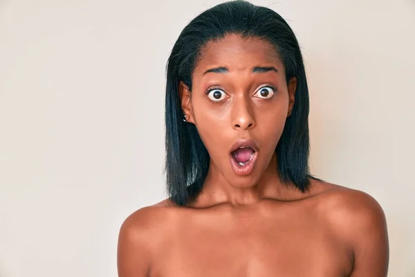 Mujer Afroamericana Joven Desnuda Sobre Fondo Asustada Sorprendida Con Boca —  Fotos de Stock