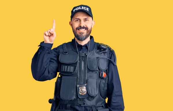 잘생긴 청년이 경찰복을 자신감과 미소를 지으면서 손가락 고개를 있습니다 — 스톡 사진