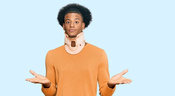 Afrikansk Amerikansk Man Med Afro Hår Bär Livmoderhalskrage Ledtråd Och — Stockfoto