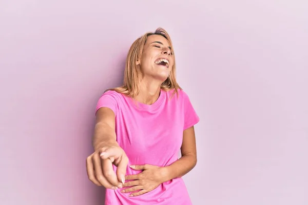 Hermosa Mujer Rubia Vistiendo Camiseta Rosa Casual Riéndose Señalando Con — Foto de Stock