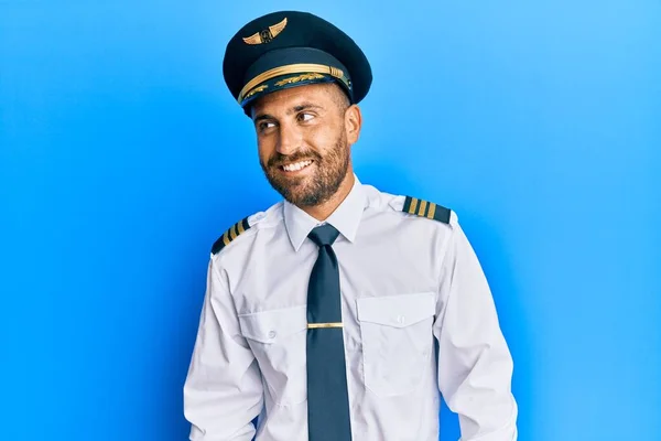 Snygg Man Med Skägg Klädd Flygplan Pilot Uniform Tittar Bort — Stockfoto