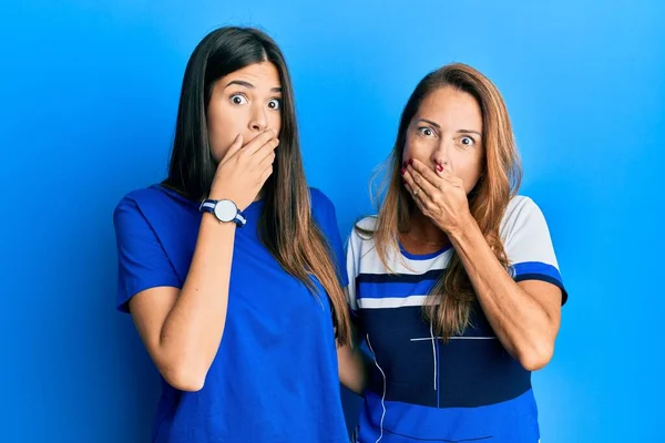 Hispanic Familj Mor Och Dotter Bär Casual Kläder Över Blå — Stockfoto