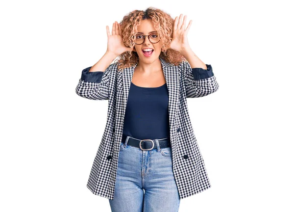 Mulher Loira Jovem Com Cabelo Encaracolado Usando Jaqueta Negócios Óculos — Fotografia de Stock