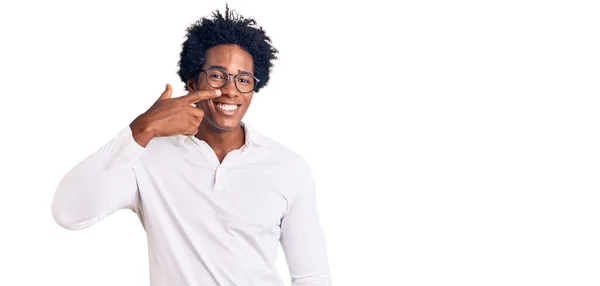 Pohledný Africký Američan Afro Vlasy Sobě Ležérní Oblečení Brýle Ukazující — Stock fotografie