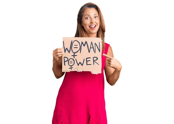 Mulher Hispânica Meia Idade Segurando Banner Poder Mulher Sorrindo Feliz — Fotografia de Stock