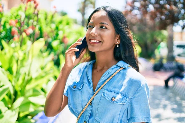 Joven Hermosa Mujer India Sonriendo Feliz Teniendo Conversación Hablando Teléfono — Foto de Stock