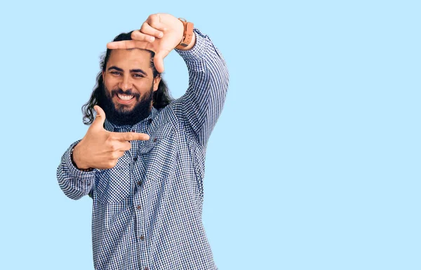 年轻的阿拉伯男子身穿休闲装 面带微笑 手指手画脚 面带笑容 创意与摄影概念 — 图库照片