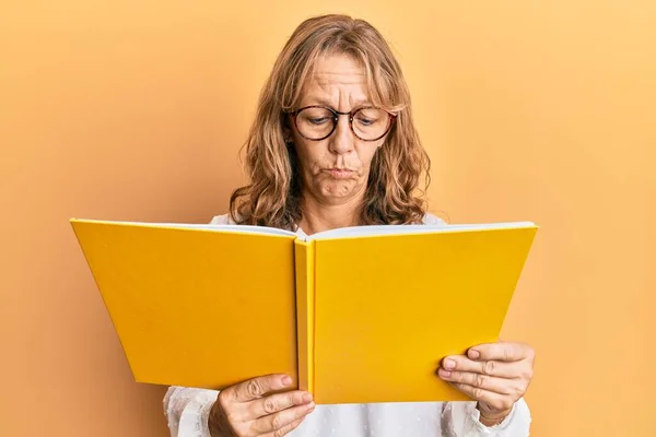 Középkorú Szőke Olvas Egy Könyvet Viselő Szemüveg Depressziós Aggódni Szorongás — Stock Fotó