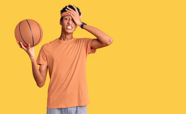 Jovem Afro Americano Segurando Bola Basquete Estressado Frustrado Com Mão — Fotografia de Stock