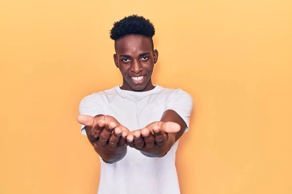 Joven Hombre Afroamericano Vistiendo Ropa Casual Sonriendo Con Las Palmas — Foto de Stock