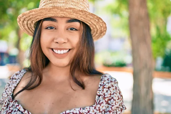 Wanita Latin Muda Pada Liburan Tersenyum Bahagia Berjalan Jalan Kota — Stok Foto