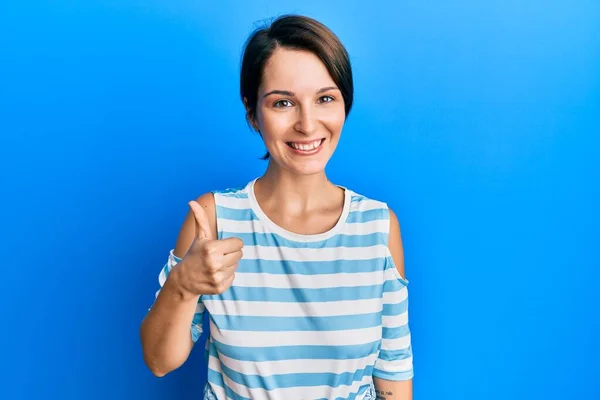 Jovem Morena Com Cabelo Curto Vestindo Camiseta Listrada Casual Sorrindo — Fotografia de Stock