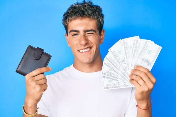 Jovem Homem Bonito Segurando Carteira Notas Dólares Piscando Olhando Para — Fotografia de Stock