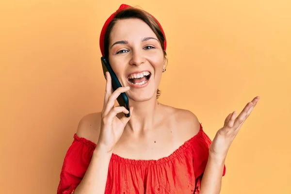 Kısa Saçlı Genç Esmer Kadın Akıllı Telefonda Konuşuyor Zaferi Mutlu — Stok fotoğraf