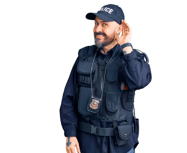 Jonge Knappe Man Politie Uniform Glimlachend Met Hand Oor Luisterend — Stockfoto