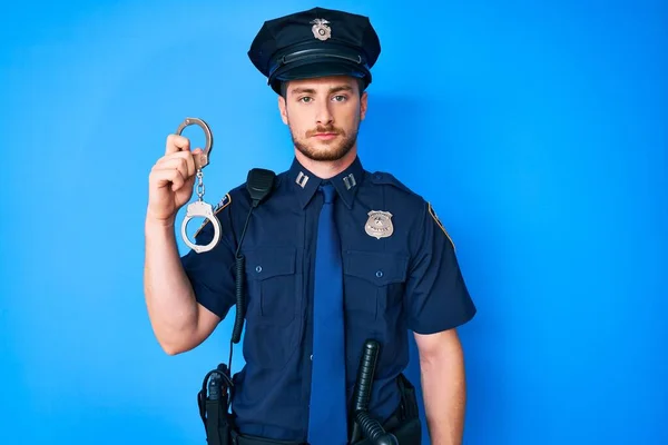 Молодий Білий Чоловік Поліцейській Формі Тримає Наручники Мислення Ставлення Тверезий — стокове фото