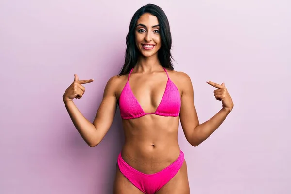 Mooie Latijns Amerikaanse Vrouw Draagt Bikini Die Zelfverzekerd Uitziet Met — Stockfoto