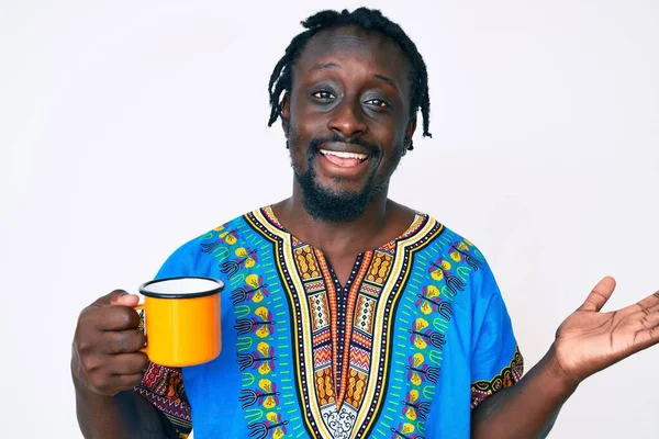 Jovem Afro Americano Com Tranças Segurando Café Celebrando Realização Com — Fotografia de Stock