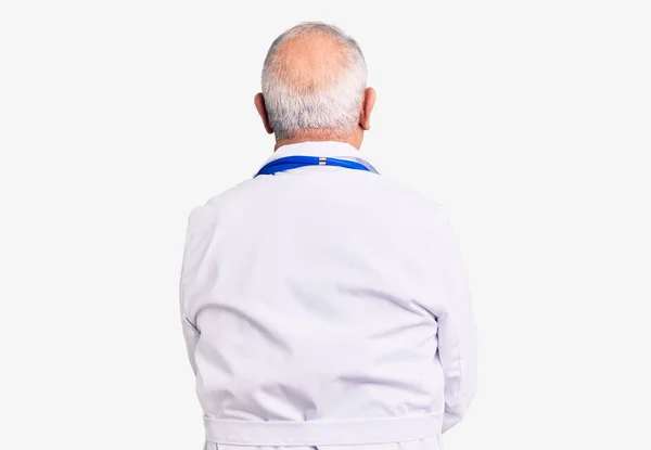 Senior Knappe Grijsharige Man Met Doktersjas Stethoscoop Naar Achteren Kijkend — Stockfoto