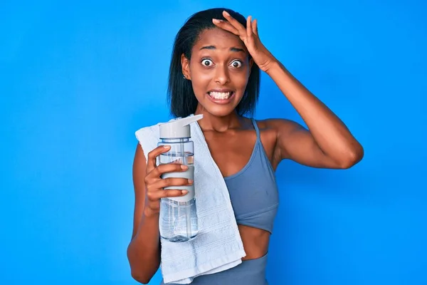 Junge Afrikanisch Amerikanische Frau Trägt Sportbekleidung Trinkflasche Wasser Gestresst Und — Stockfoto