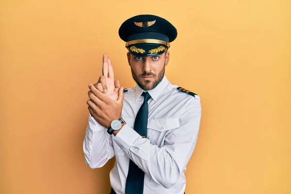 Snygg Hispanic Man Bär Flygplan Pilot Uniform Med Symbolisk Pistol — Stockfoto
