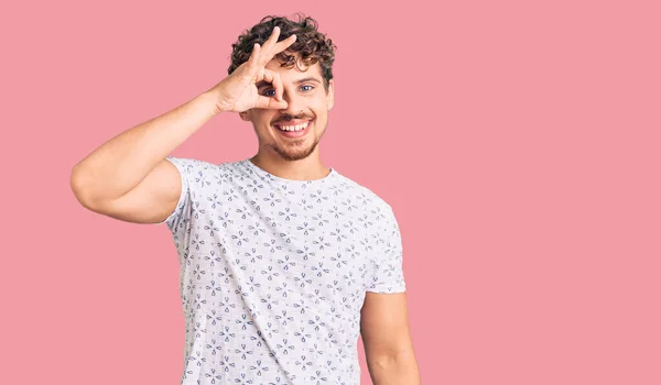 Joven Hombre Guapo Con Pelo Rizado Con Ropa Casual Sonriendo —  Fotos de Stock