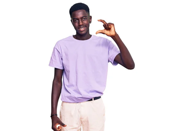Ung Afrikansk Amerikan Man Bär Casual Kläder Leende Och Självsäker — Stockfoto