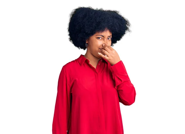 Jeune Fille Afro Américaine Portant Des Vêtements Décontractés Sentant Quelque — Photo