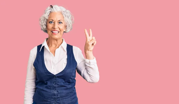 Senior Mulher Cabelos Grisalhos Vestindo Roupas Casuais Sorrindo Com Rosto — Fotografia de Stock