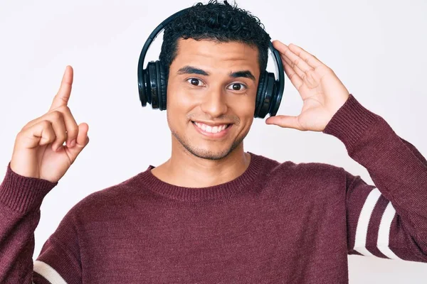 Fiatal Jóképű Spanyol Férfi Zenét Hallgat Fejhallgatóval Mosolyog Egy Ötlettel — Stock Fotó