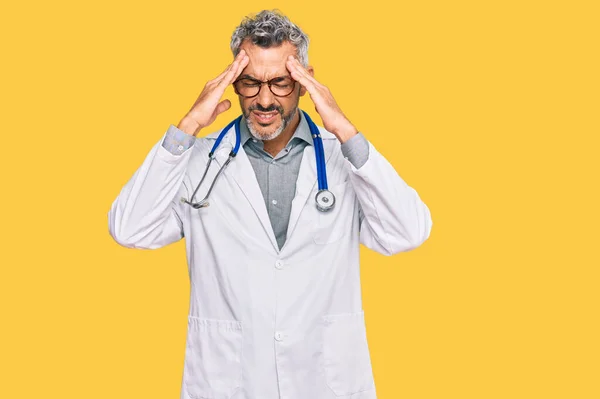 Šedovlasý Muž Středního Věku Lékařské Uniformě Stetoskopu Trpící Bolestí Hlavy — Stock fotografie