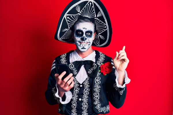 Young Man Wearing Mexican Day Dead Costume Using Smartphone Smiling — Stock Photo, Image