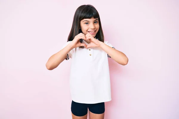 Menina Com Estrondo Vestindo Sportswear Sorrindo Amor Mostrando Símbolo Coração — Fotografia de Stock