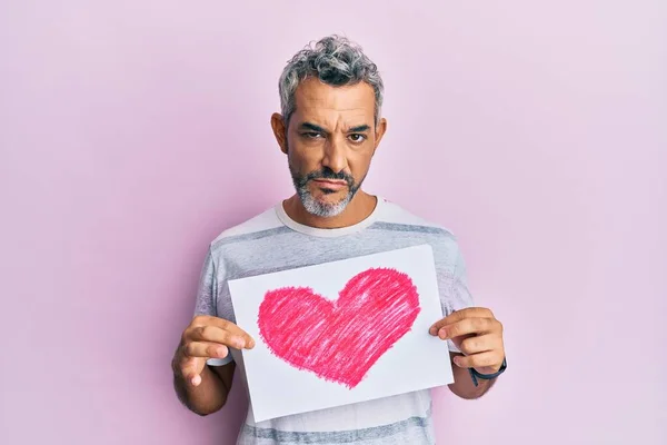 Hombre Pelo Gris Mediana Edad Sosteniendo Corazón Dibujar Escéptico Nervioso — Foto de Stock