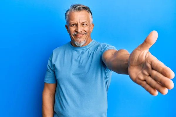 Homem Cabelos Grisalhos Meia Idade Vestindo Roupas Casuais Sorrindo Amigável — Fotografia de Stock