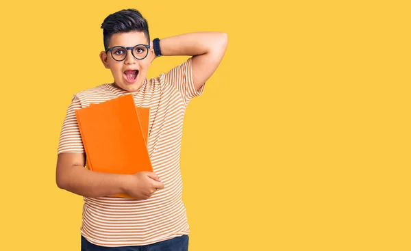 Niño Pequeño Sosteniendo Libro Usando Gafas Loco Asustado Con Las — Foto de Stock