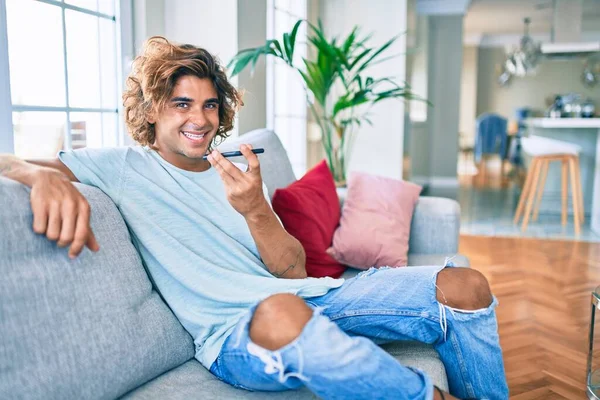 Joven Hombre Hispano Sonriendo Feliz Hablando Teléfono Inteligente Casa —  Fotos de Stock