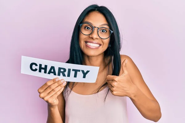 Mujer Afroamericana Joven Sosteniendo Papel Palabra Caridad Sonriendo Feliz Positivo — Foto de Stock