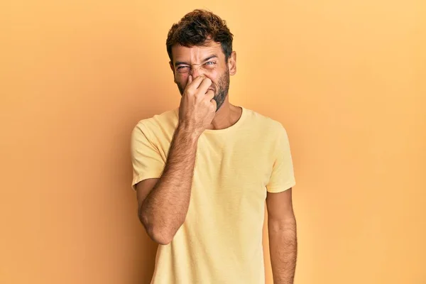 Homem Bonito Com Barba Vestindo Camiseta Amarela Casual Sobre Fundo — Fotografia de Stock